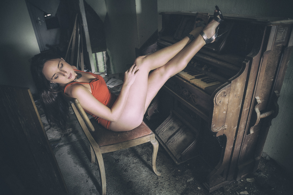 1000x667, 328 Kb / развалины, пианино, купальник, стул