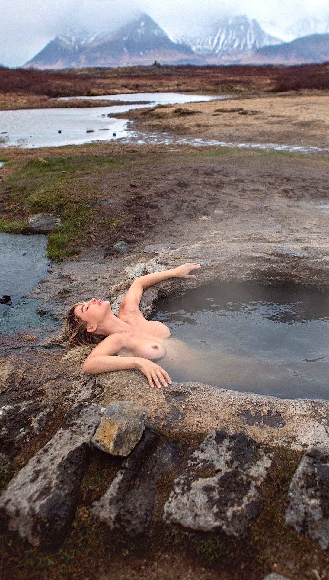 1090x1920, 566 Kb / гейзер, блондинка, горы, Sara Jean Underwood, Сара Джин Андервуд