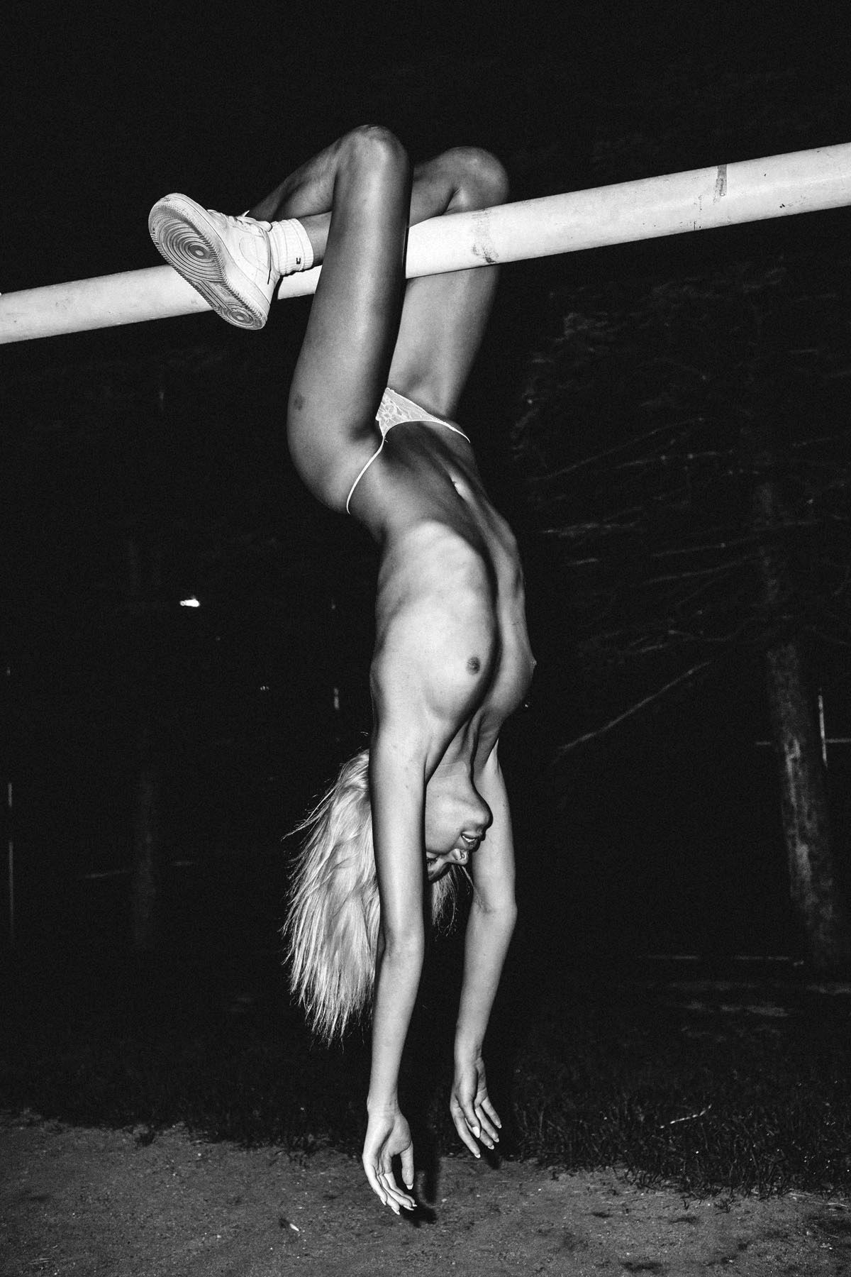 1200x1800, 268 Kb / кроссовки, стринги, труба, турник, висит, ч/б