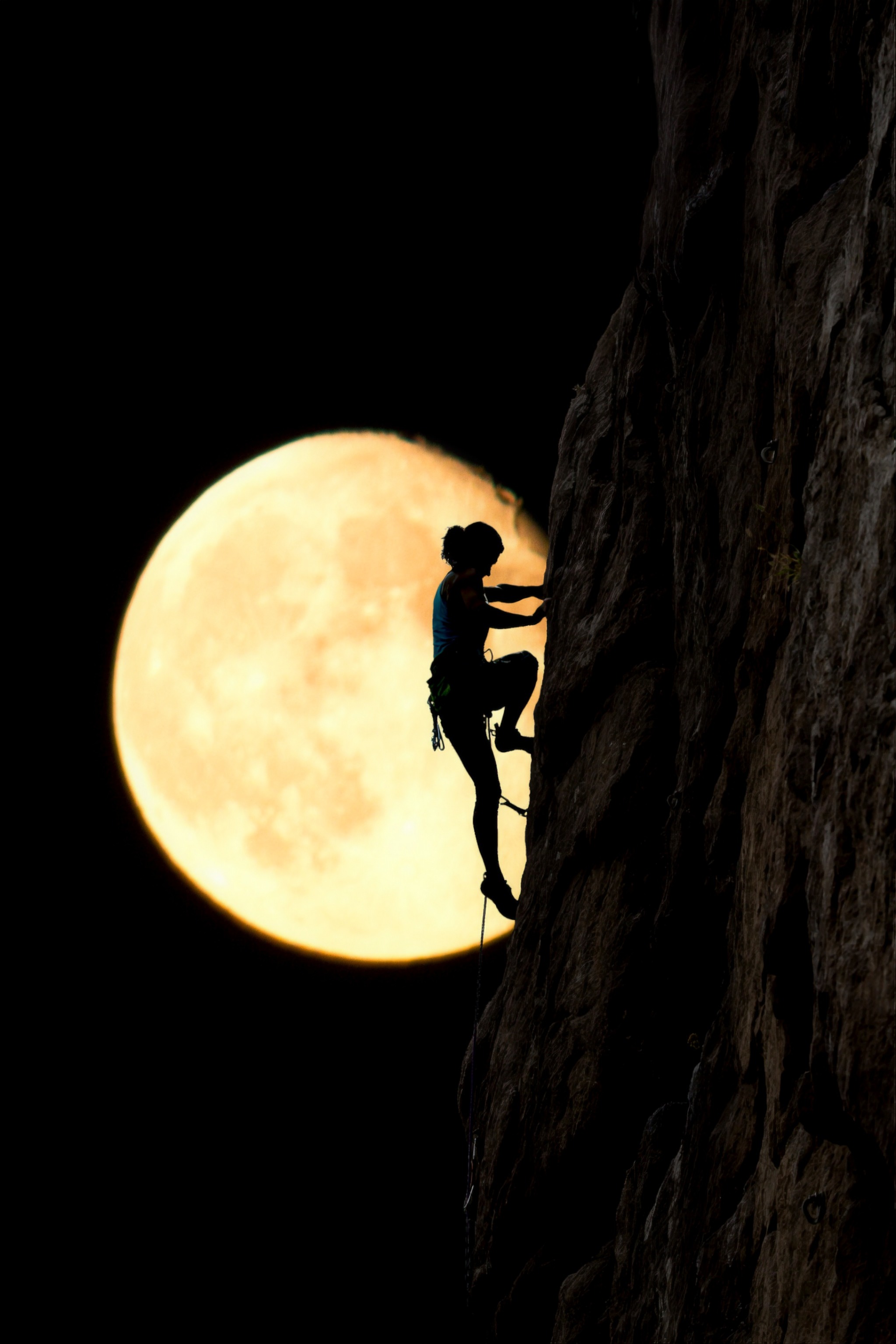 2048x3072, 463 Kb / луна, гора, ночь, тень, силует, скалолаз