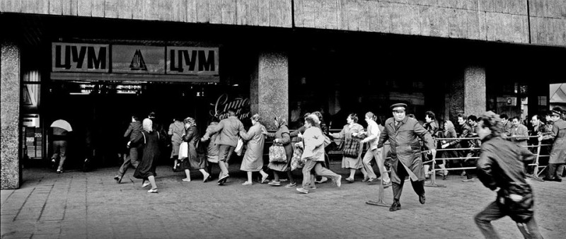 800x338, 83 Kb / ЦУМ, Москва, ссср, давка, очередь, ч/б, черная пятница, магазин