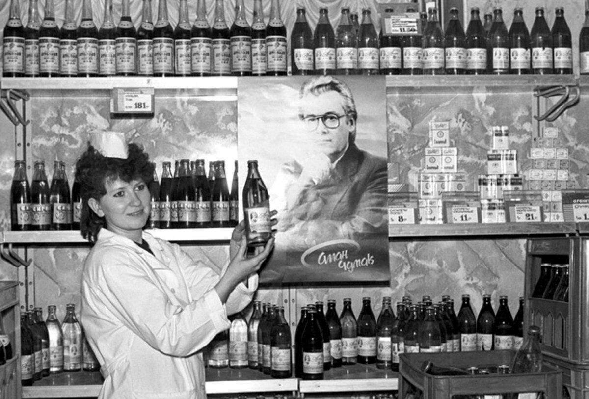 1200x813, 172 Kb / девка, продавщица, вода, чумак, портрет, ч/б