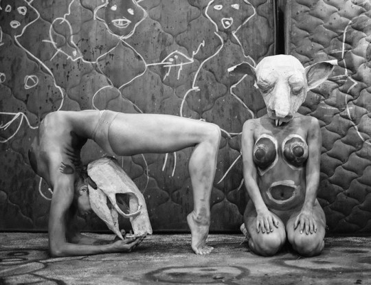 540x415, 71 Kb / поза, стойка, маска, череп, орнамент, ч/б