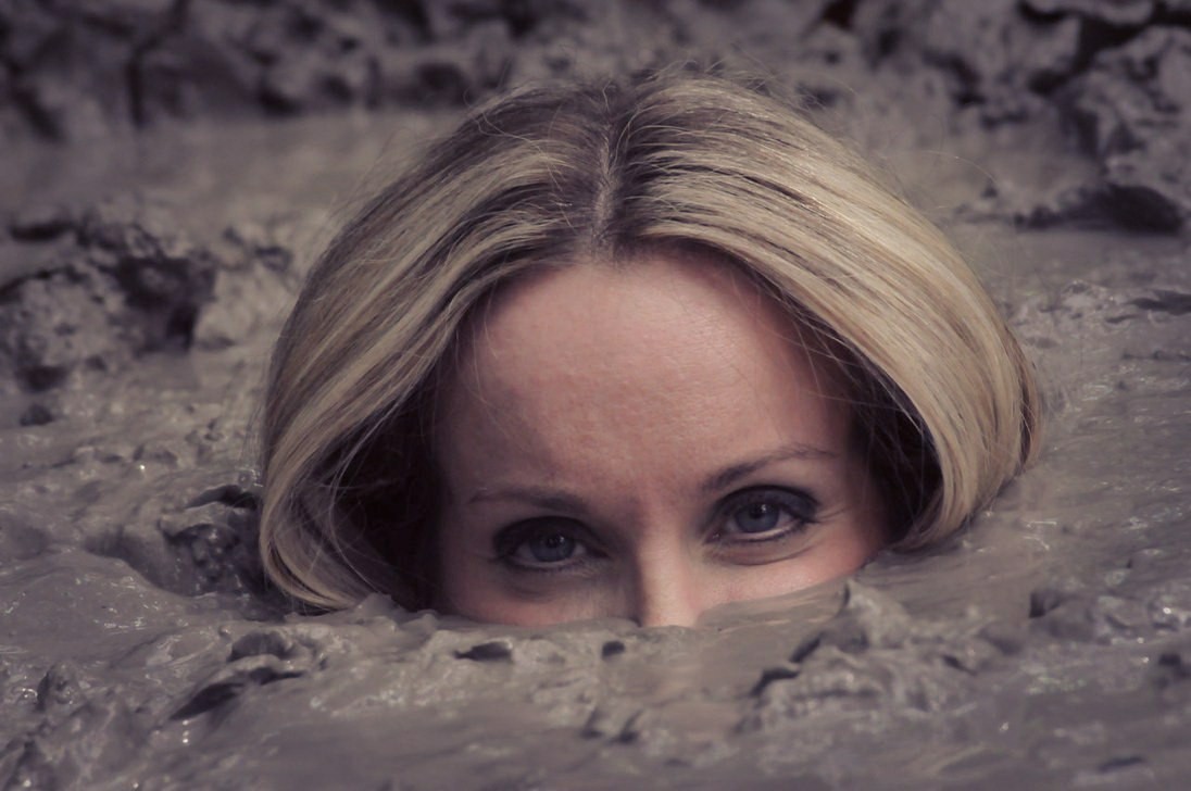 1096x728, 120 Kb / грязь, блондинка, глаза