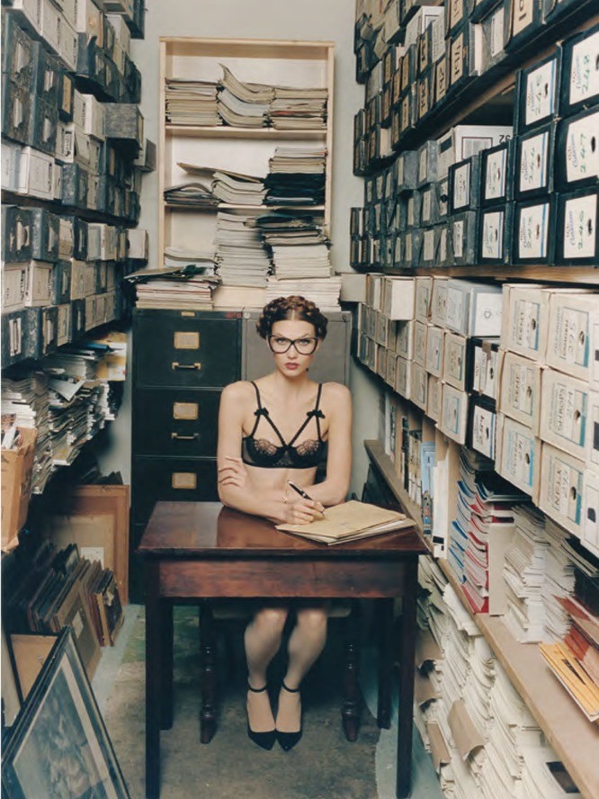 666x888, 170 Kb / девка, очки, лифчик, архив, стол, документы