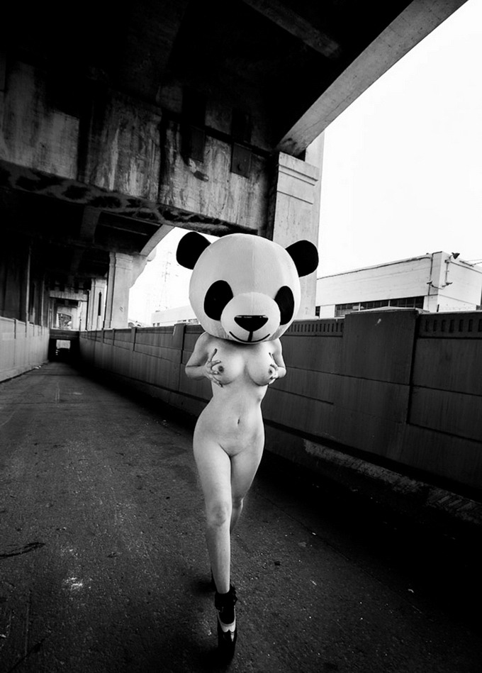 680x949, 307 Kb / девка, маска, голова, панда, ч/б