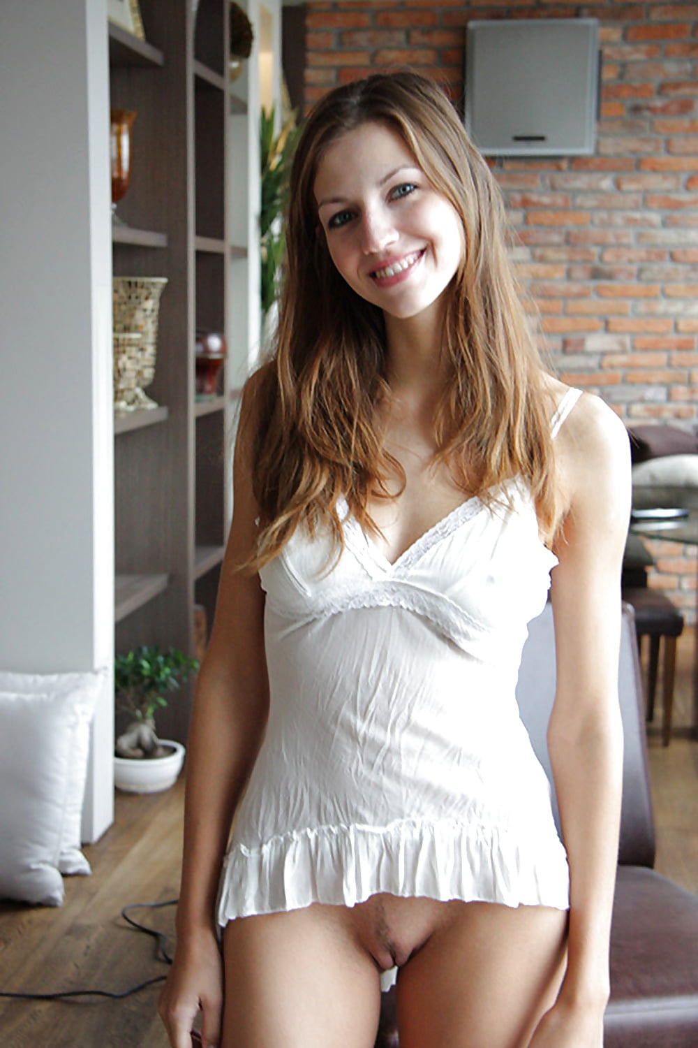 1000x1500, 176 Kb / полки, майка, блузка, стена, кирпич, люк, кресло, паркет, провод, ваза, улыбка, подушка, бонсай