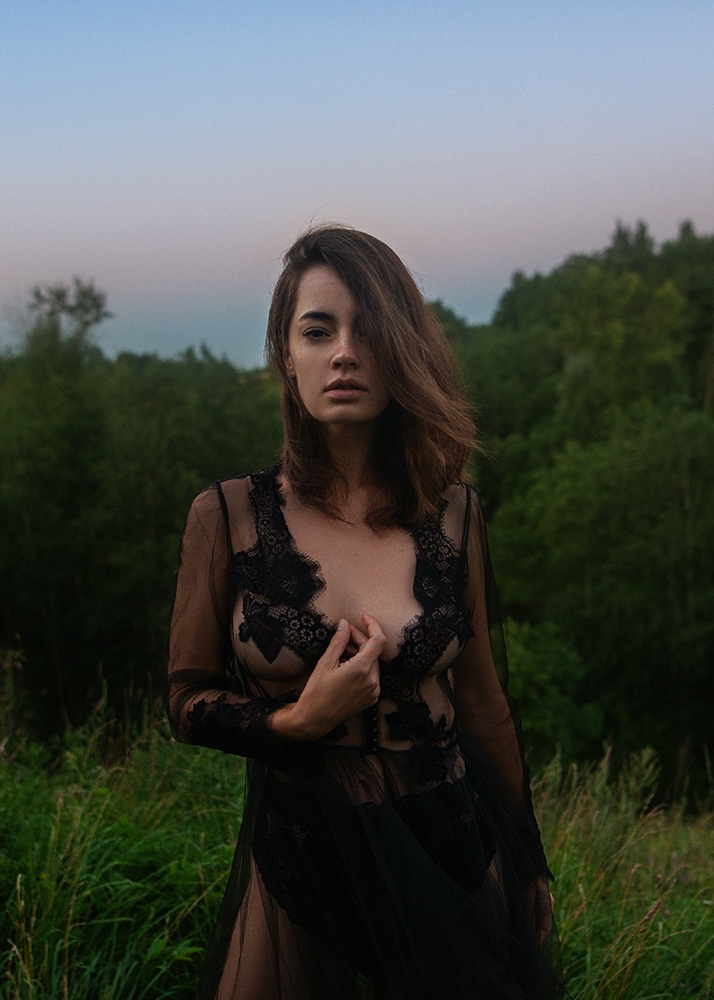 714x1000, 229 Kb / Лидия Саводерова, шатенка, пеньюар, поле, лес, фотограф Татьяна Мерцалова