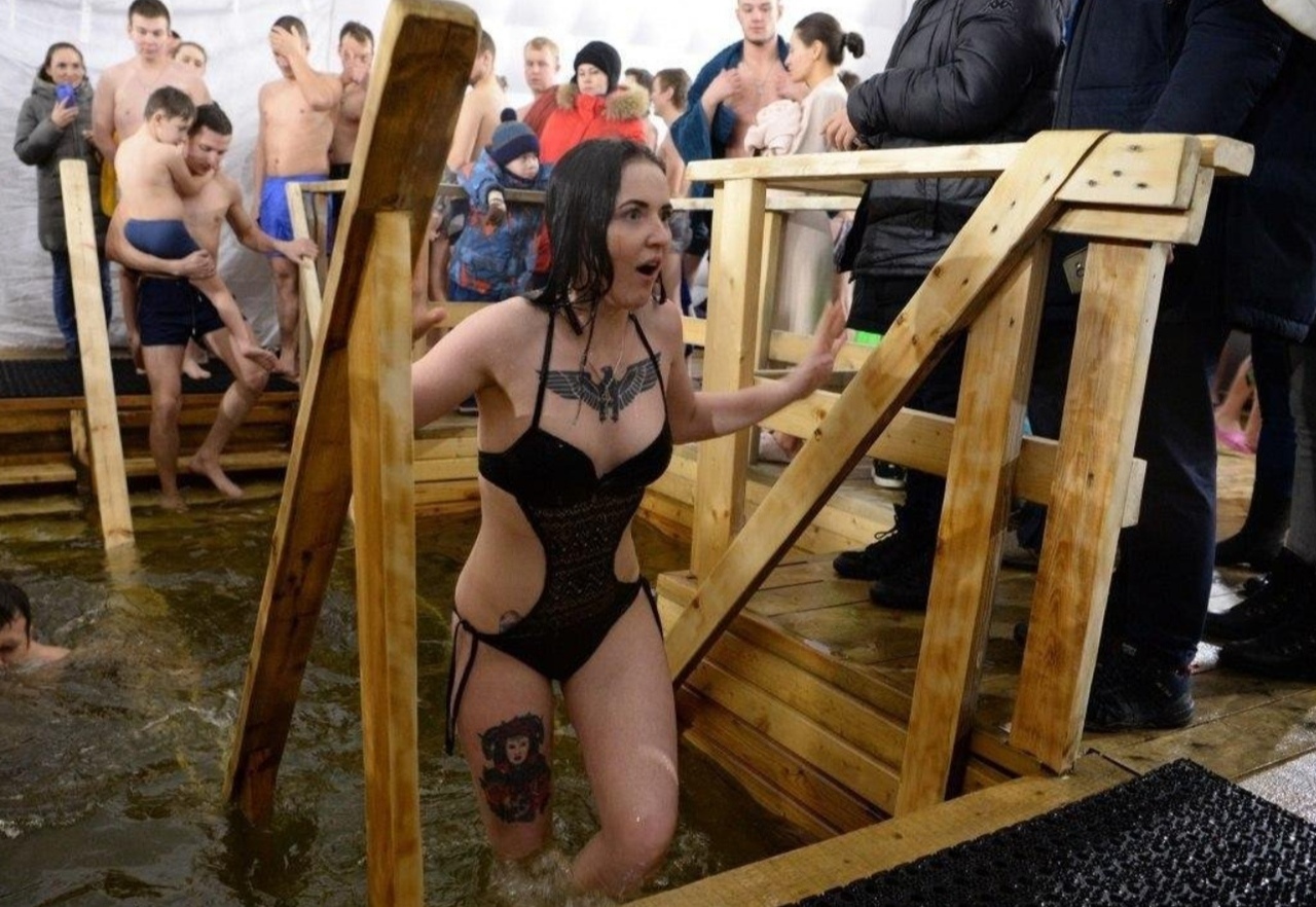 1280x882, 396 Kb / крещение, прорубь, купальник, тату, орёл, свастика