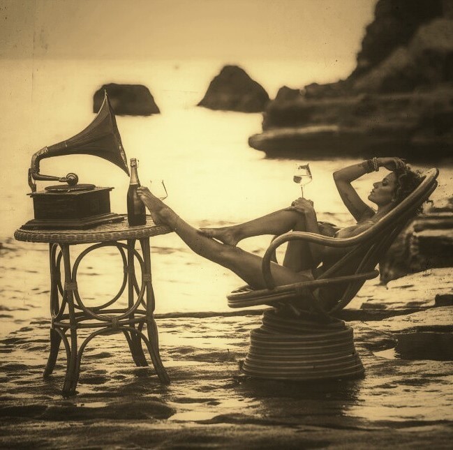 649x645, 102 Kb / кресло, граммофон, бокал, шампанское, женщина, воды, камни, ч/б, столик