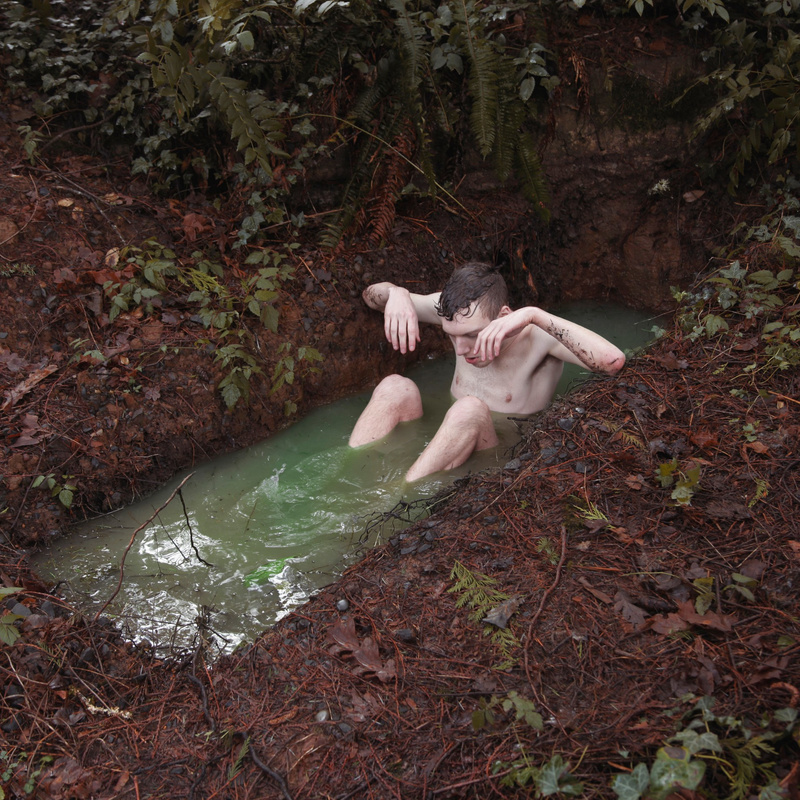 800x800, 368 Kb / мужчина, купается, яма, вода, земля