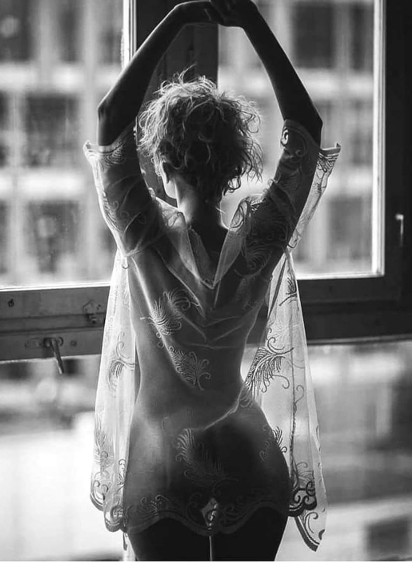 819x1115, 163 Kb / женщина, окно, туника, ч/б