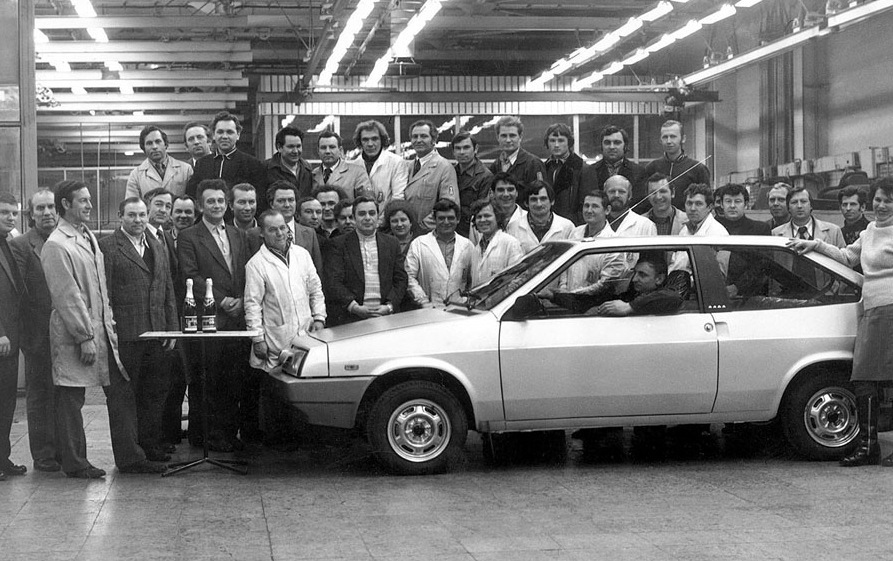 893x561, 186 Kb / автомобиль, классика, ретро, ваз, завод, ссср, ч/б, коллектив, шампанское, 2108