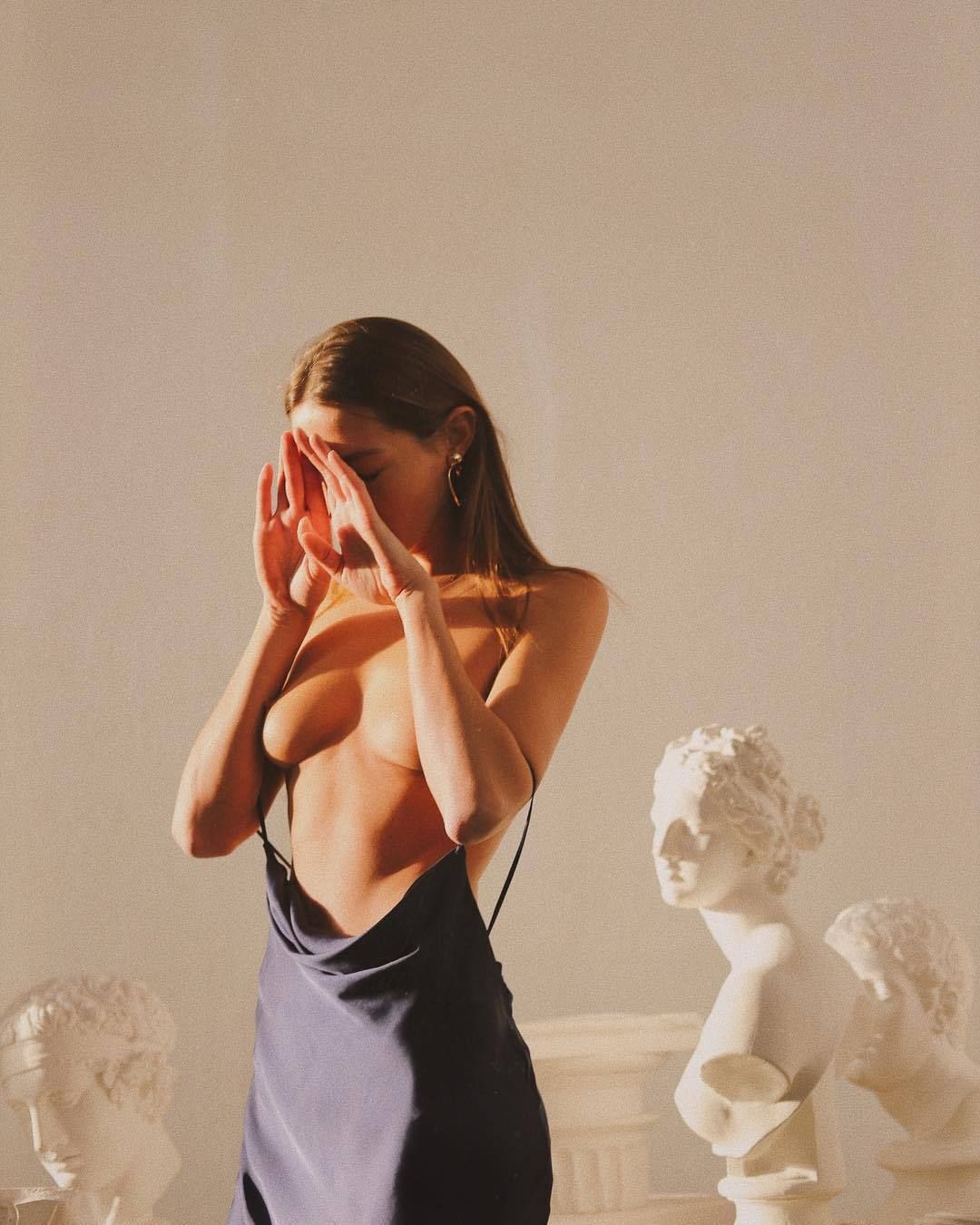 1080x1350, 154 Kb / платье, бюст, руки