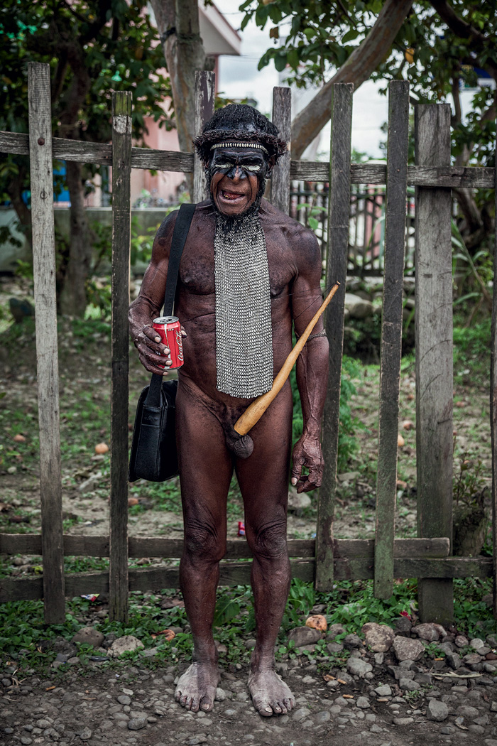 700x1050, 381 Kb / Папуас, кола, сумка, яйца, забор