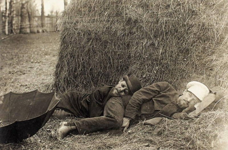 800x528, 201 Kb / Чехов, сеновал, сено, зонт, шляпа, очки, стог, ч/б