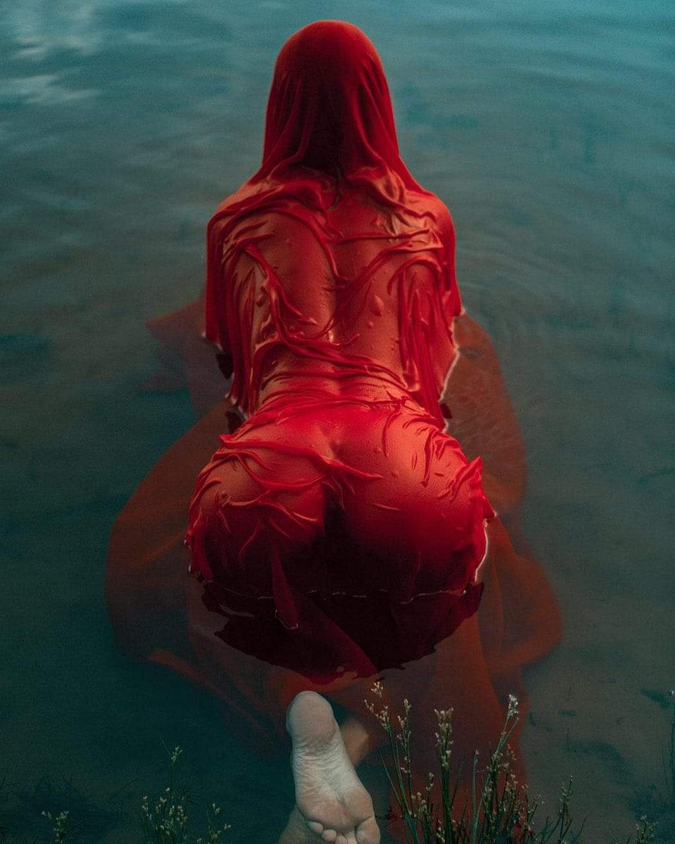 960x1200, 129 Kb / женщина, вода, красная, накидка, попа