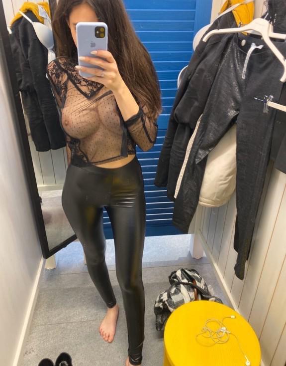 575x734, 56 Kb / примерочная, штаны, прозрачное, наушники, зеркало, селфи