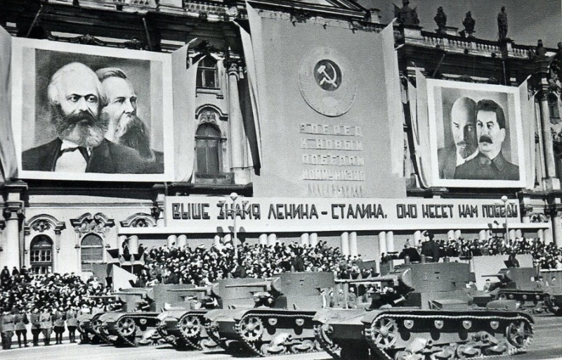 800x513, 165 Kb / ч/б, парад, СССР, Ленинград, Ленин, Сталин, танк, Маркс, Энгельс, т-26
