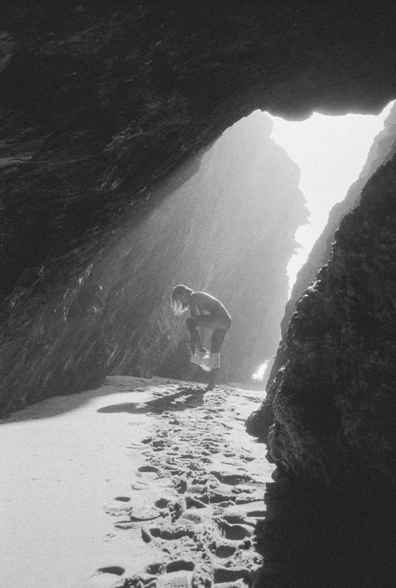 1280x1898, 382 Kb / песок, пляж, скалы, переодевается, трусы, ч/б, шорты