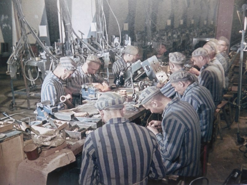 800x600, 123 Kb / узник, лагерь, тюрьма, кабель, фау, ракета, полоски, аппаратура