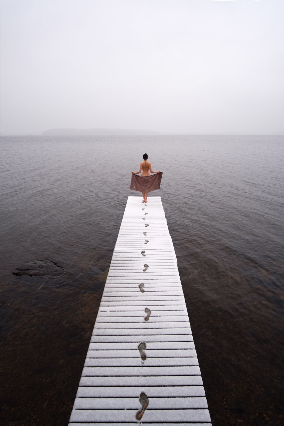 1181x1772, 275 Kb / пирс, снег, следы, полотенце, озеро, туман