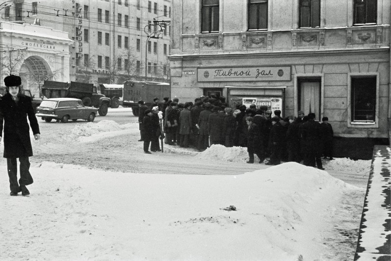 800x533, 129 Kb / очередь, пивной зал, Москва, зима, снег, ч/б, ссср
