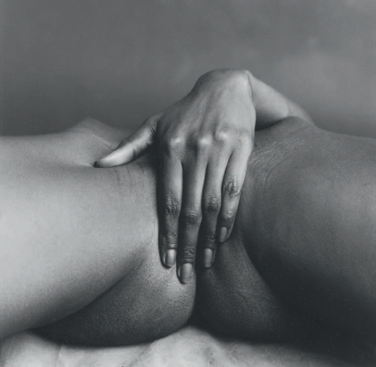 761x743, 193 Kb / рука, прикрыла, ч/б, ноги, попа