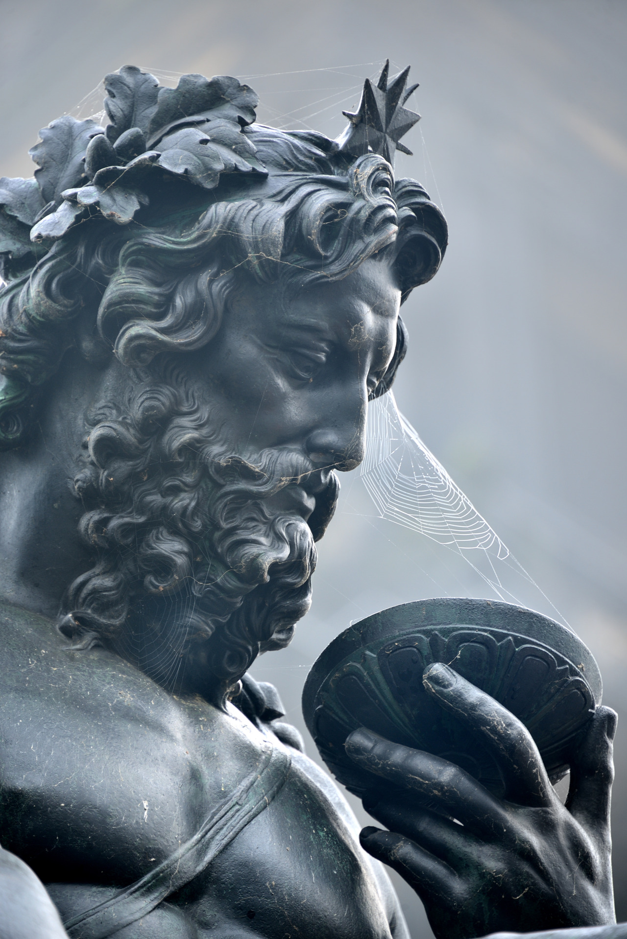 1280x1918, 625 Kb / паутина, статуя