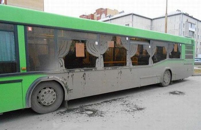 700x455, 46 Kb / грязь, автобус, занавески