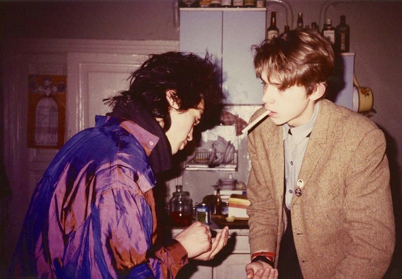 800x556, 114 Kb / Виктор Цой, кухня, сигарета, пиджак, мелочь, Мальчик Бананан, Сергей "Африка"