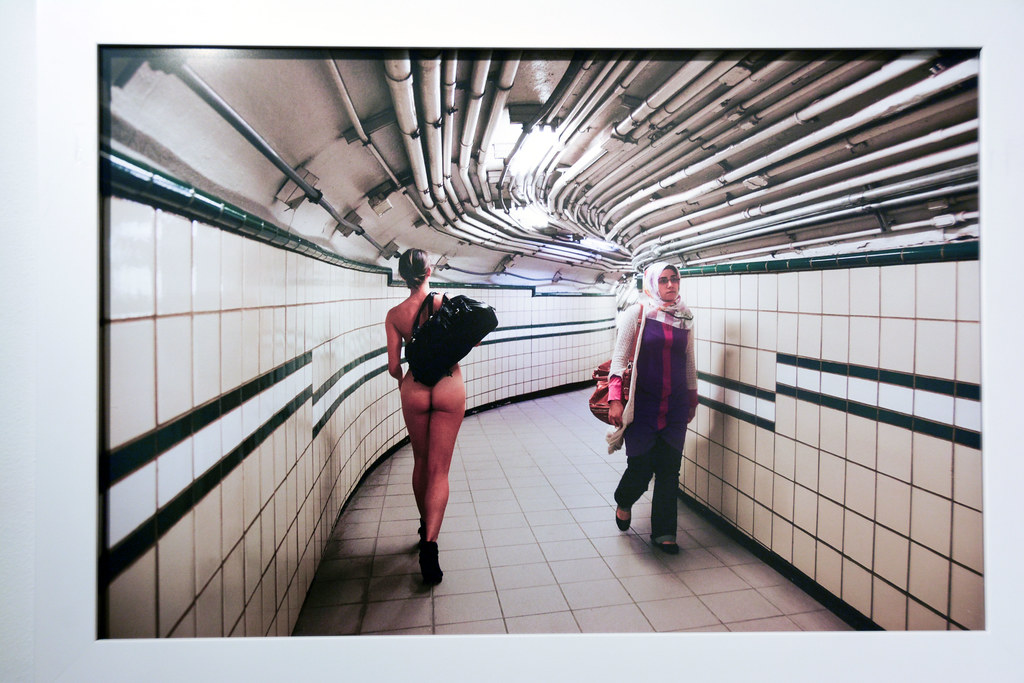 1024x683, 185 Kb / девка, сумка, тоннель, переход, трубы