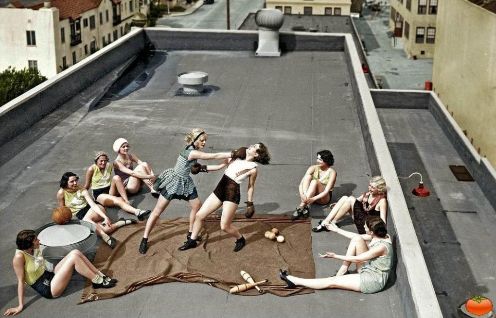 1020x655, 164 Kb / крыша, лужа, девушки, покрывало, бокс, перчатки, мяч, ретро