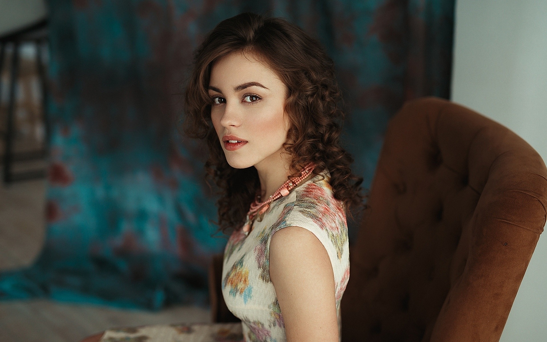 1920x1200, 506 Kb / платье, кресло, бусы