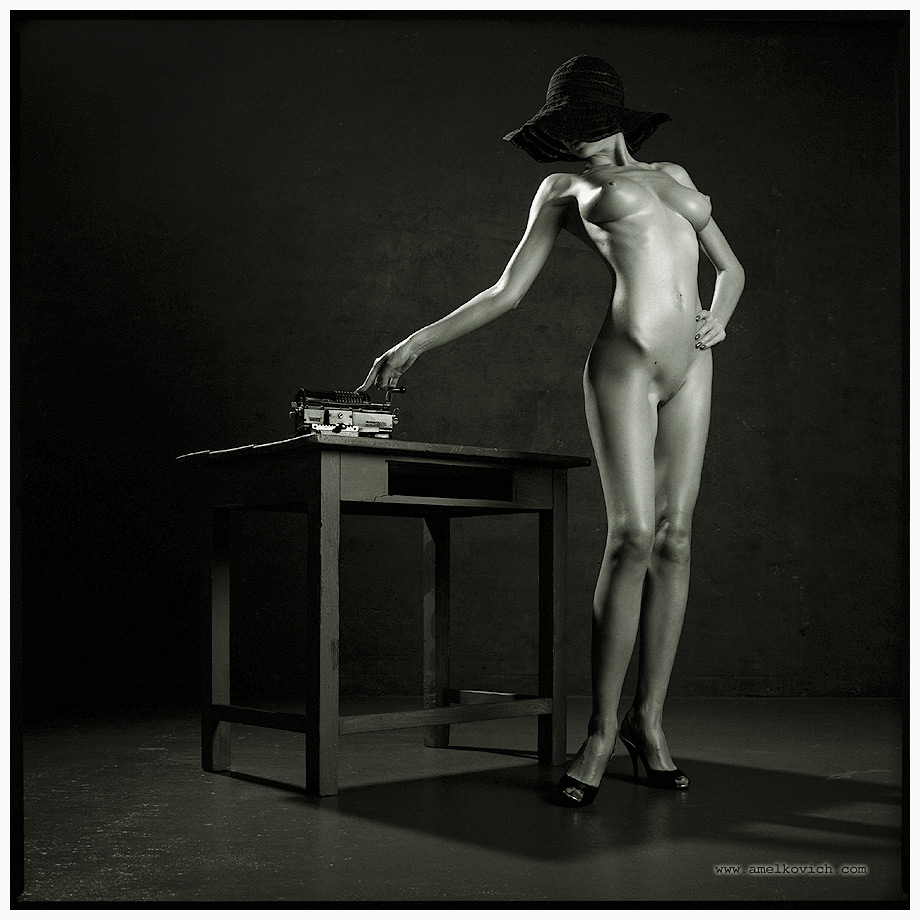 920x920, 191 Kb / сиськи, голая, шляпа, стол арифмометр, ч/б