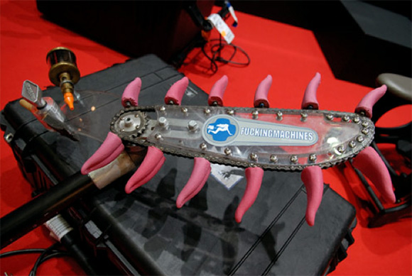 580x389, 80 Kb / цепь, языки, куннилингус, fuckingmachine