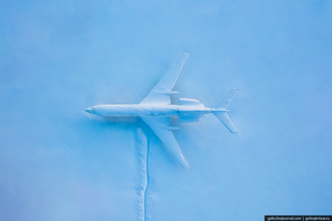 1097x731, 100 Kb / самолет, снег, ту-154, сверху