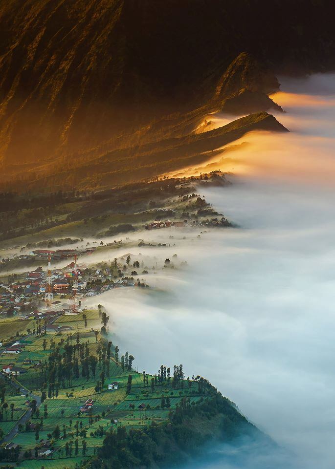 685x960, 76 Kb / горы, вершина, туман, море, деревня, Semprio