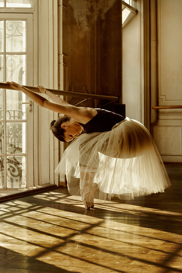 600x900, 198 Kb / балерина, пуанты, юбка, пачка, станок, окно, поза