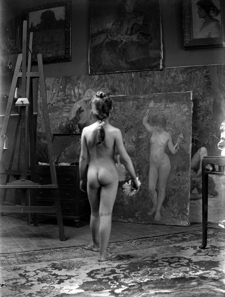 774x1024, 405 Kb / женщина, картины, ч/б, мольберт