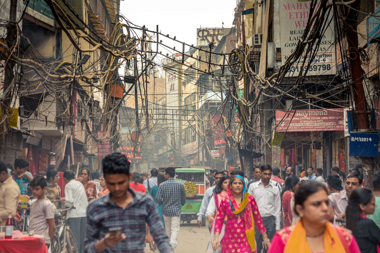 1309x871, 266 Kb / индия, реклама, провода, люди