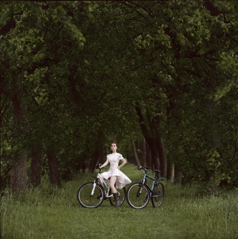 805x808, 146 Kb / деревья, велосипеды, лес, трава, женщина, платье