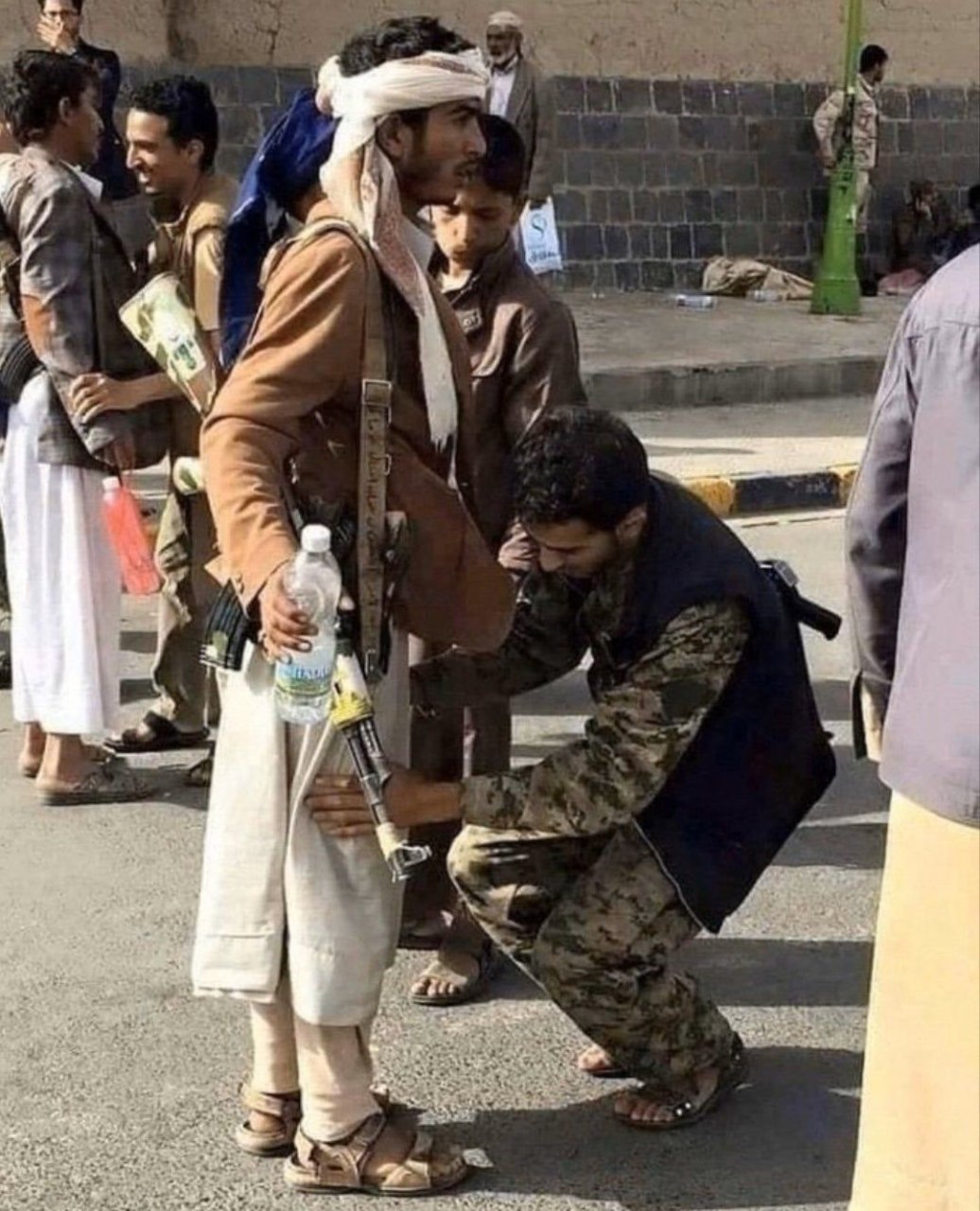 1036x1280, 237 Kb / Араб, обыск, досмотр, вода, бутылка, автомат