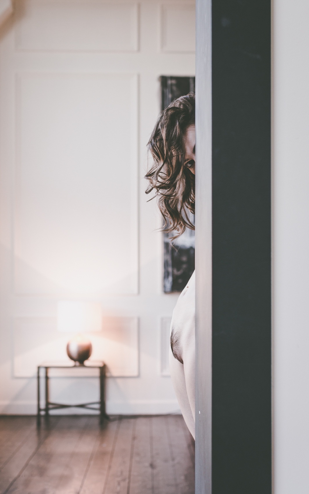 1063x1700, 258 Kb / пол, стол, светильник, лобок