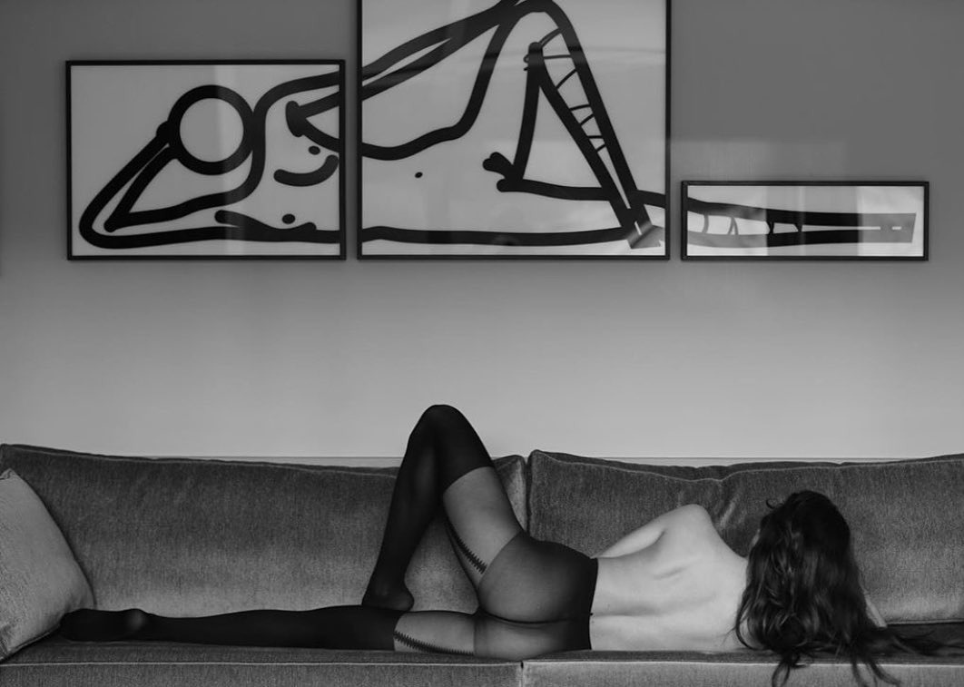 1062x757, 92 Kb / ч/б, картина, диван, колготки