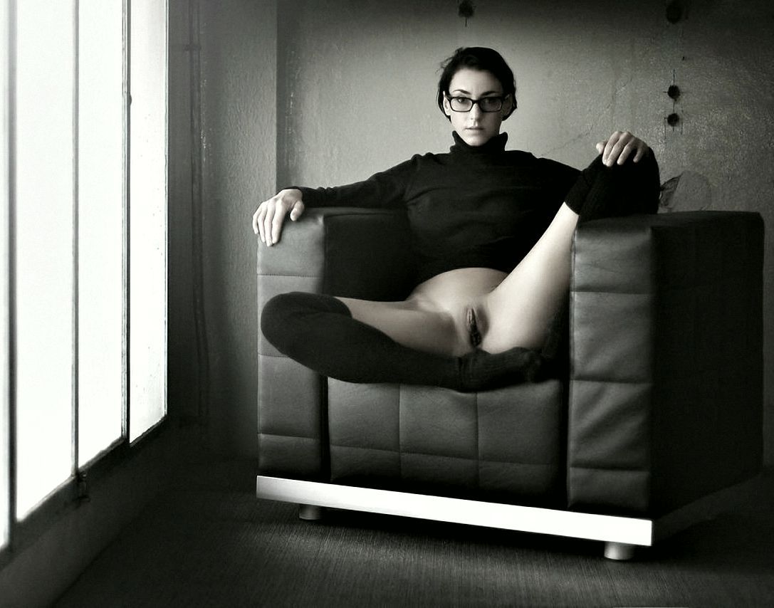 1087x854, 96 Kb / кресло, очки, гольфы, чулки, ч/б