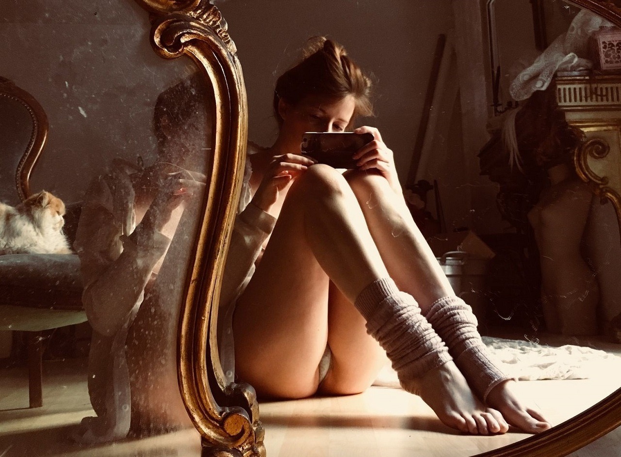 1280x943, 298 Kb / гетры, телефон, зеркало, лепнина, селфи, кот, кошка