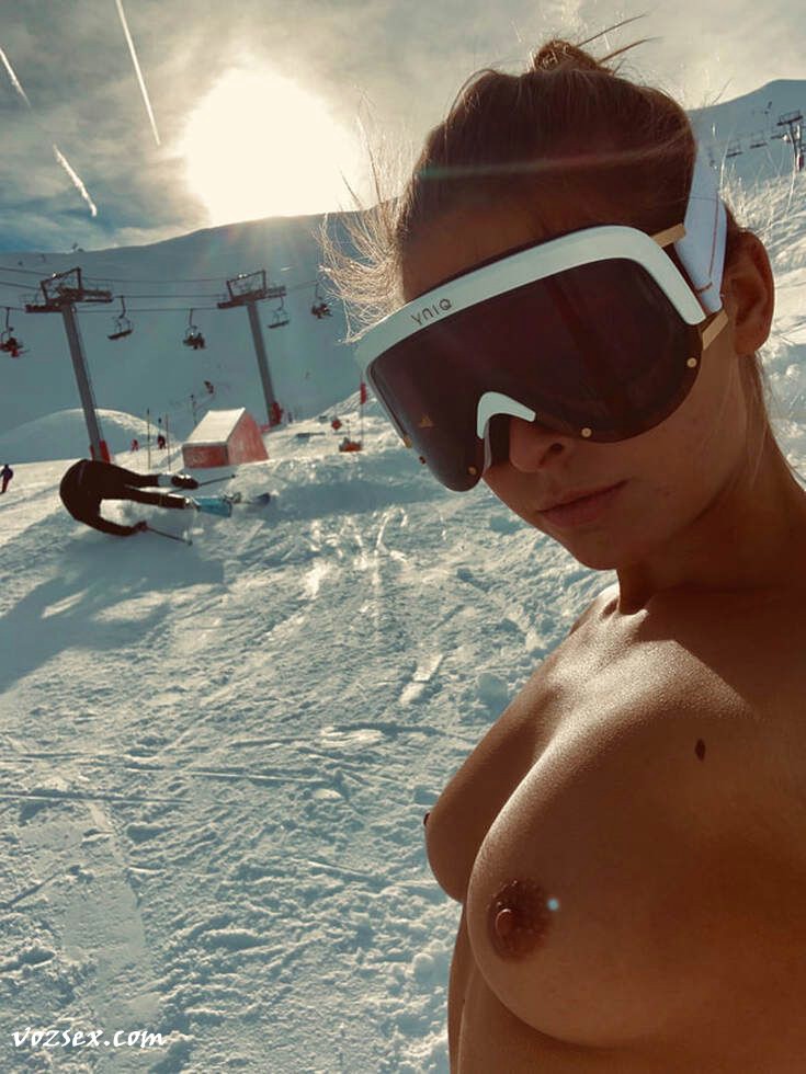 735x980, 116 Kb / очки, лыжи, курорт, зима, подъемник, падение, голая, засмотрелся, Marisa Papen
