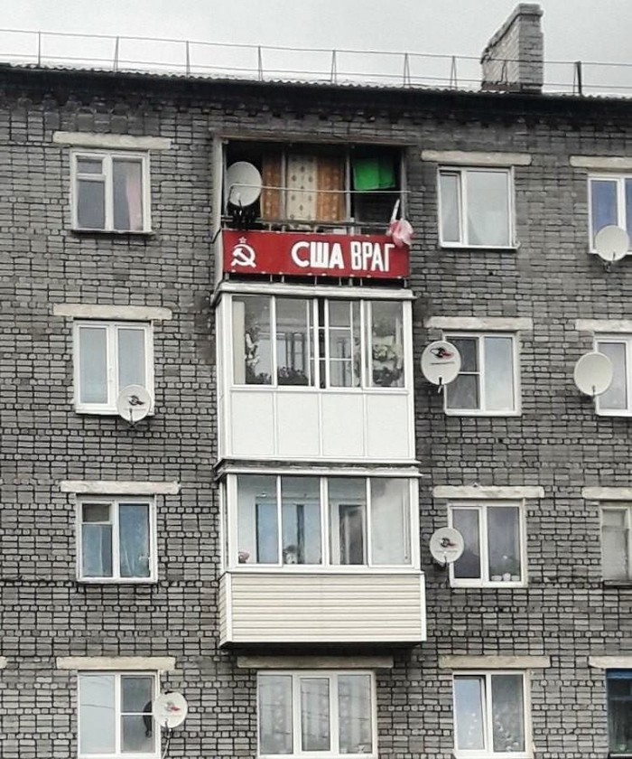 700x840, 177 Kb / дом, балкон, тарелка, транспорант, сша, враг