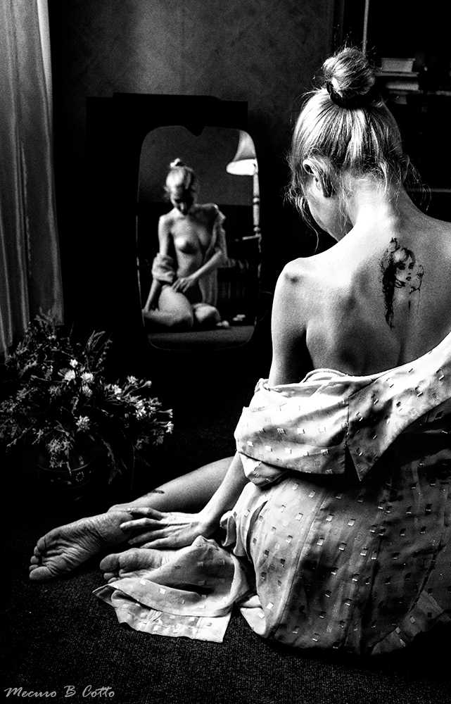 641x1000, 347 Kb / сиськи, зеркало, тату, ч/б